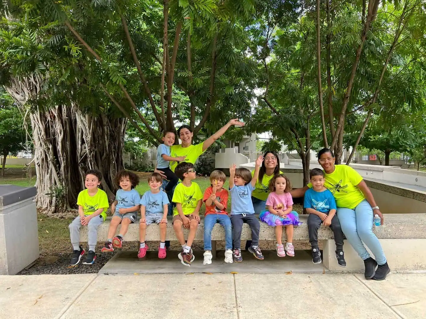 Grupo de estudiantes y maestros en actividad extracurricular al aire libre